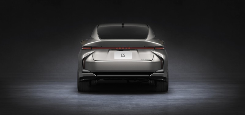 A modell történetében először akkumulátoros elektromos hajtással is elérhető lesz a vadonatúj Lexus ES (6)