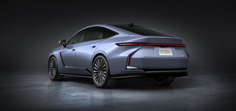 A modell történetében először akkumulátoros elektromos hajtással is elérhető lesz a vadonatúj Lexus ES (8)